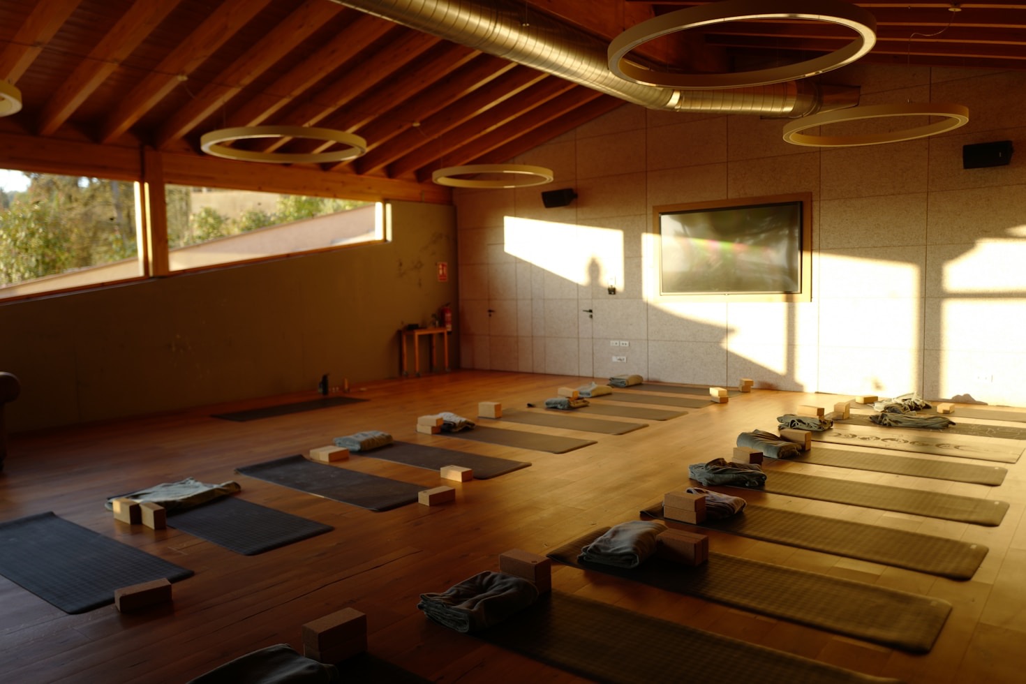 7 Benefits of Modern Yoga for a Busy Lifestyle